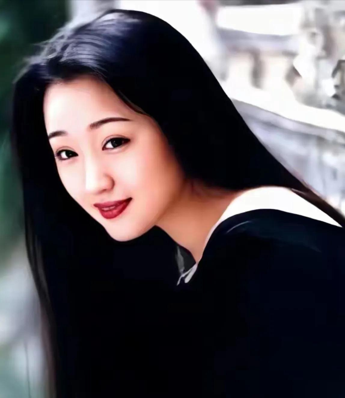 "甜歌天后"杨钰莹,曾惊艳赖文峰一脚毁6辆宝马600,49岁仍单身