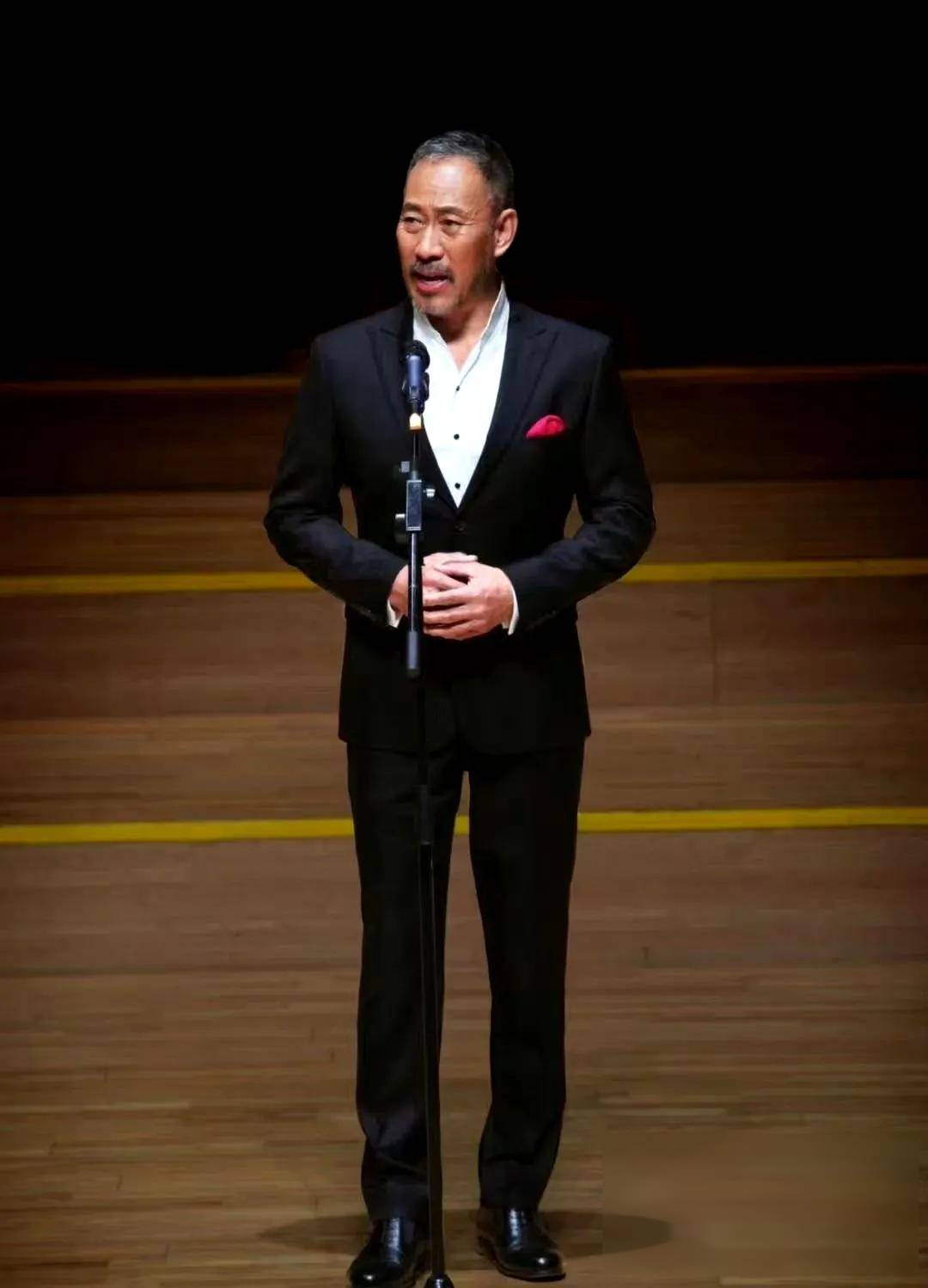 吴京安:14 岁便与妻子相识,婚后曾拒要女儿,现状如何?