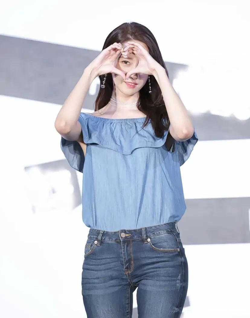 林允儿紧身牛仔裤,修长美腿性感美臀太迷人了