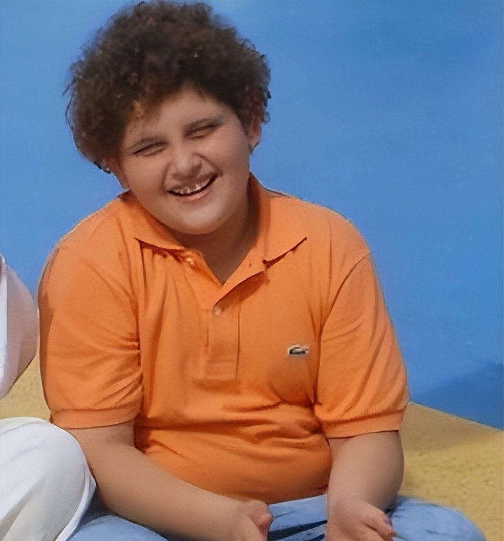 "岁月沉香,经典再现:《摩登家庭》主演今昔对比引感慨"