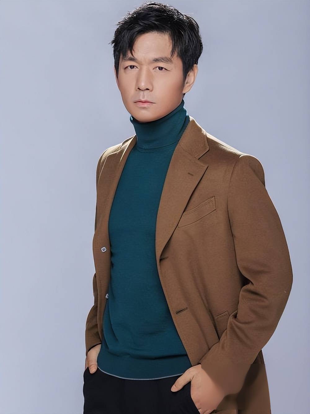 著名演员邢佳栋:此生最正确抉择,娶平凡妻子