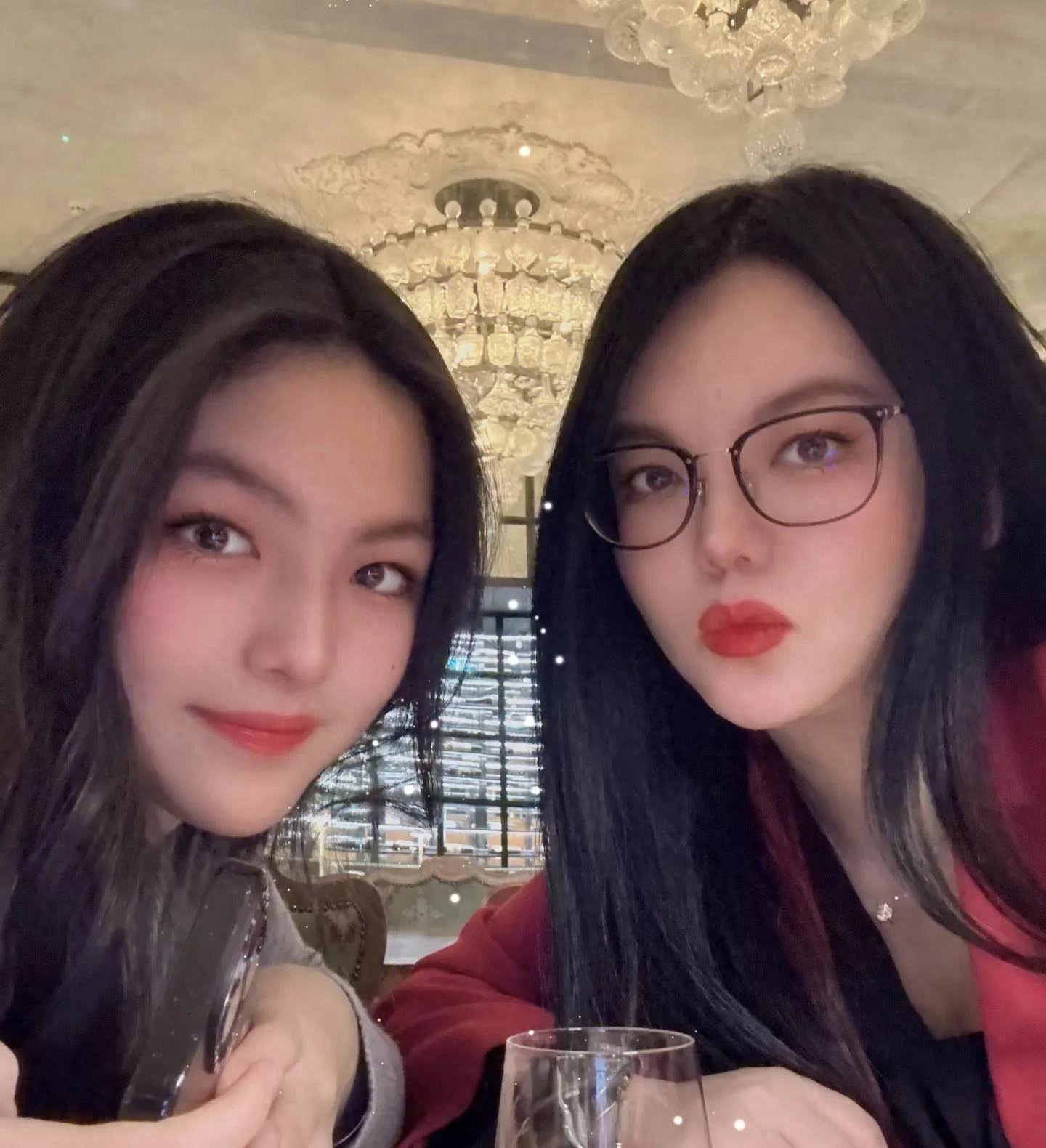 李湘晒王诗龄和章泽天聚餐照名牌加身穿搭过万相差16岁像同学