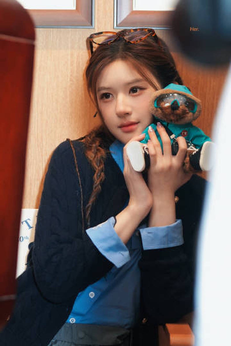 赵露思双麻花配黑框眼镜太可爱了,青春活力谁不爱