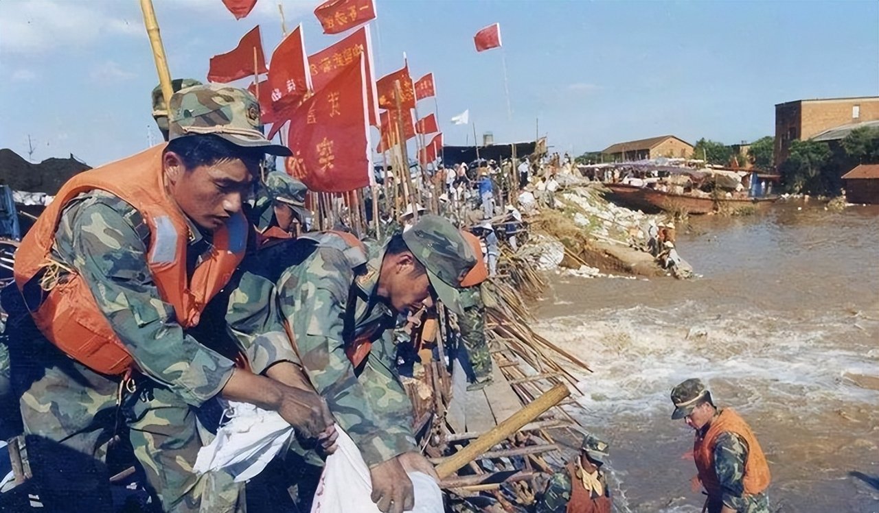 1998年抗洪中将董万瑞,狠心让儿子入水堵口,如今儿子也出息了