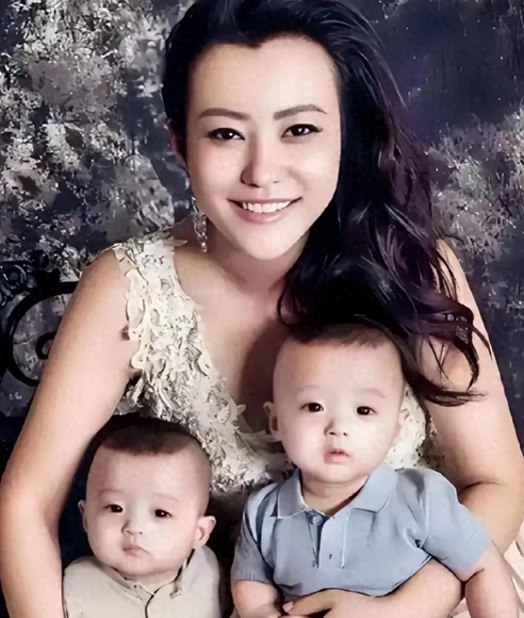 郝蕾:离婚后独自抚养双胞胎儿子,如今生活如何?