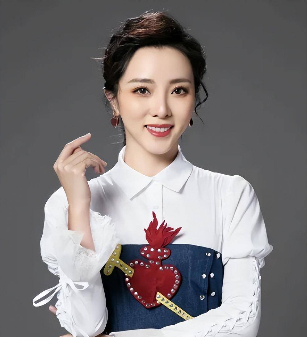 李思思离开央视后首接商演,穿红裙为酒业主持年会,曝收入6位数