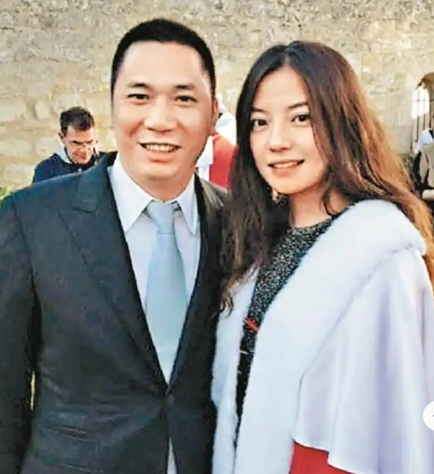 赵薇提交文件揭露前夫谎言,公开离婚日期,黄有龙涉嫌信披违规