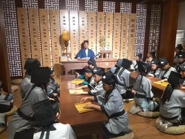 古代学生怎么上课?用什么教材?