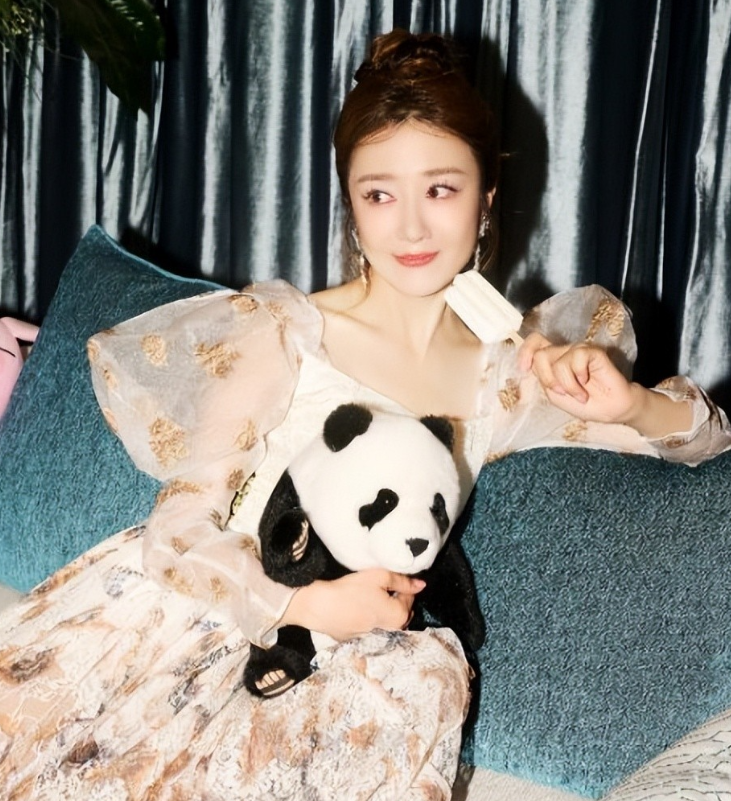 42岁李依晓低调结婚,去年嫁47岁摄影师罗攀,两人甜蜜生活照曝光