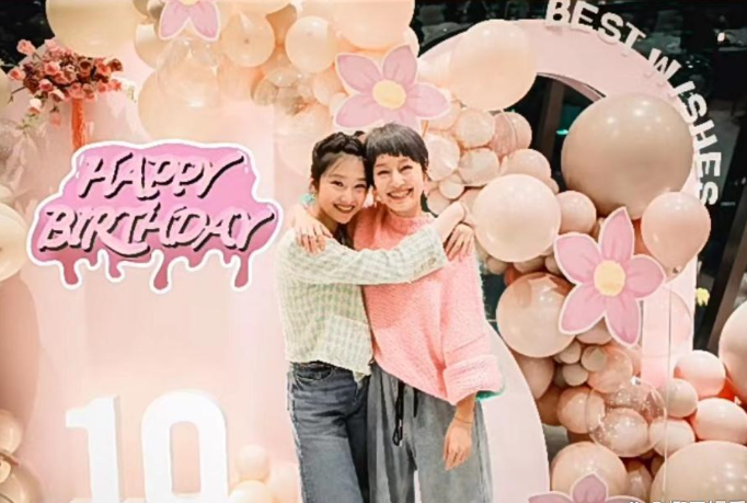马伊琍大女儿为妹妹庆生,11岁"哎哟喂"身高赶上姐姐,很像文章