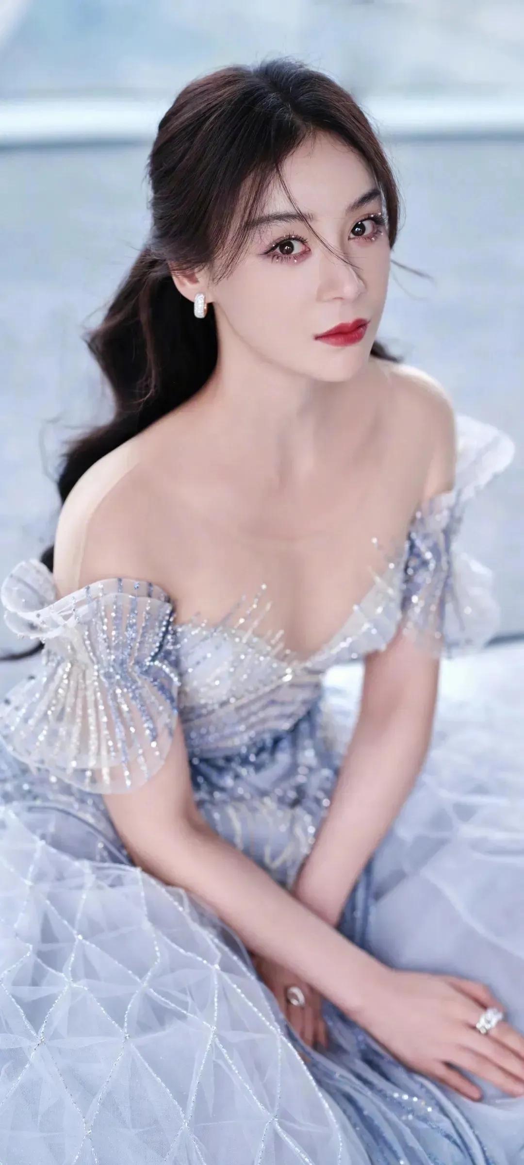 袁姗姗抹胸深v装尽显迷人风采,完美身材圈粉无数