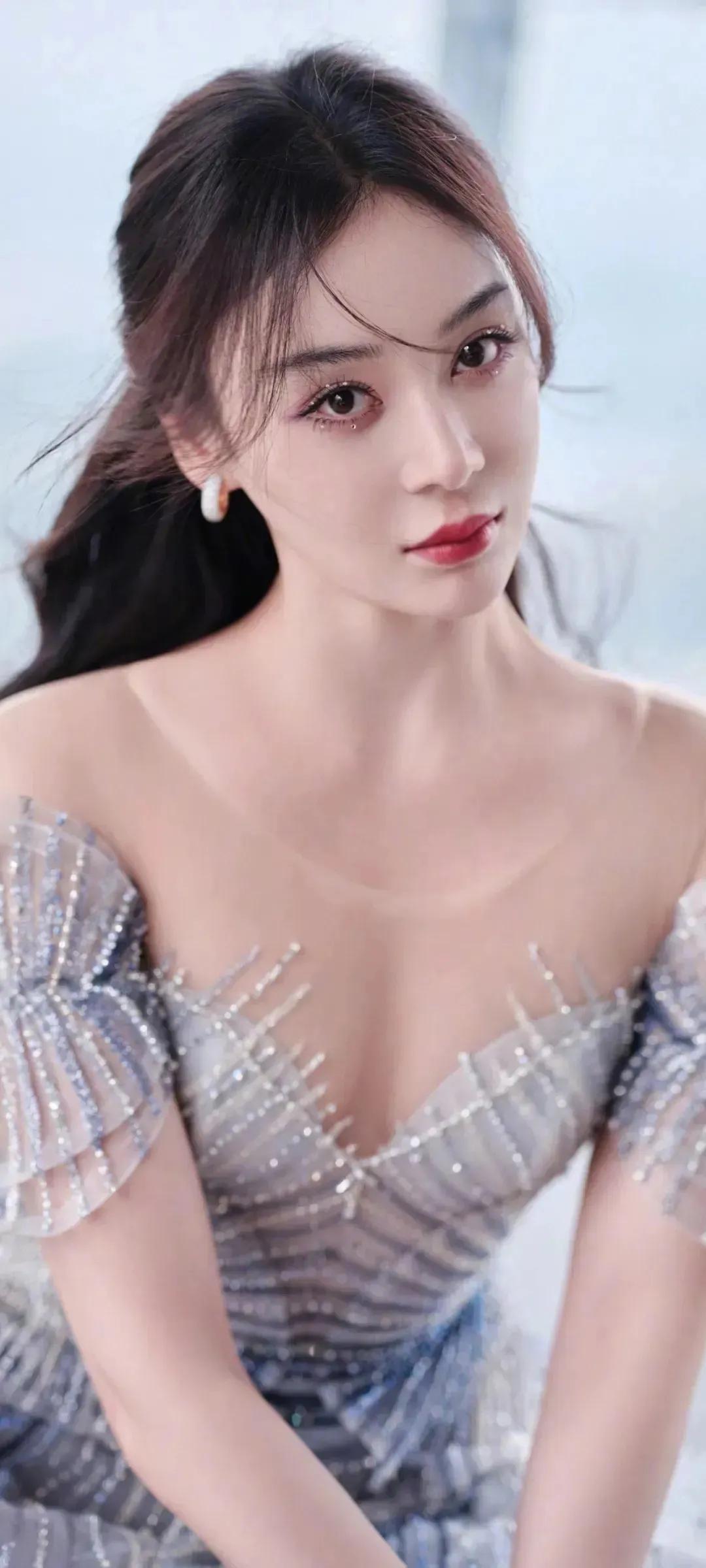 袁姗姗抹胸深v装尽显迷人风采,完美身材圈粉无数