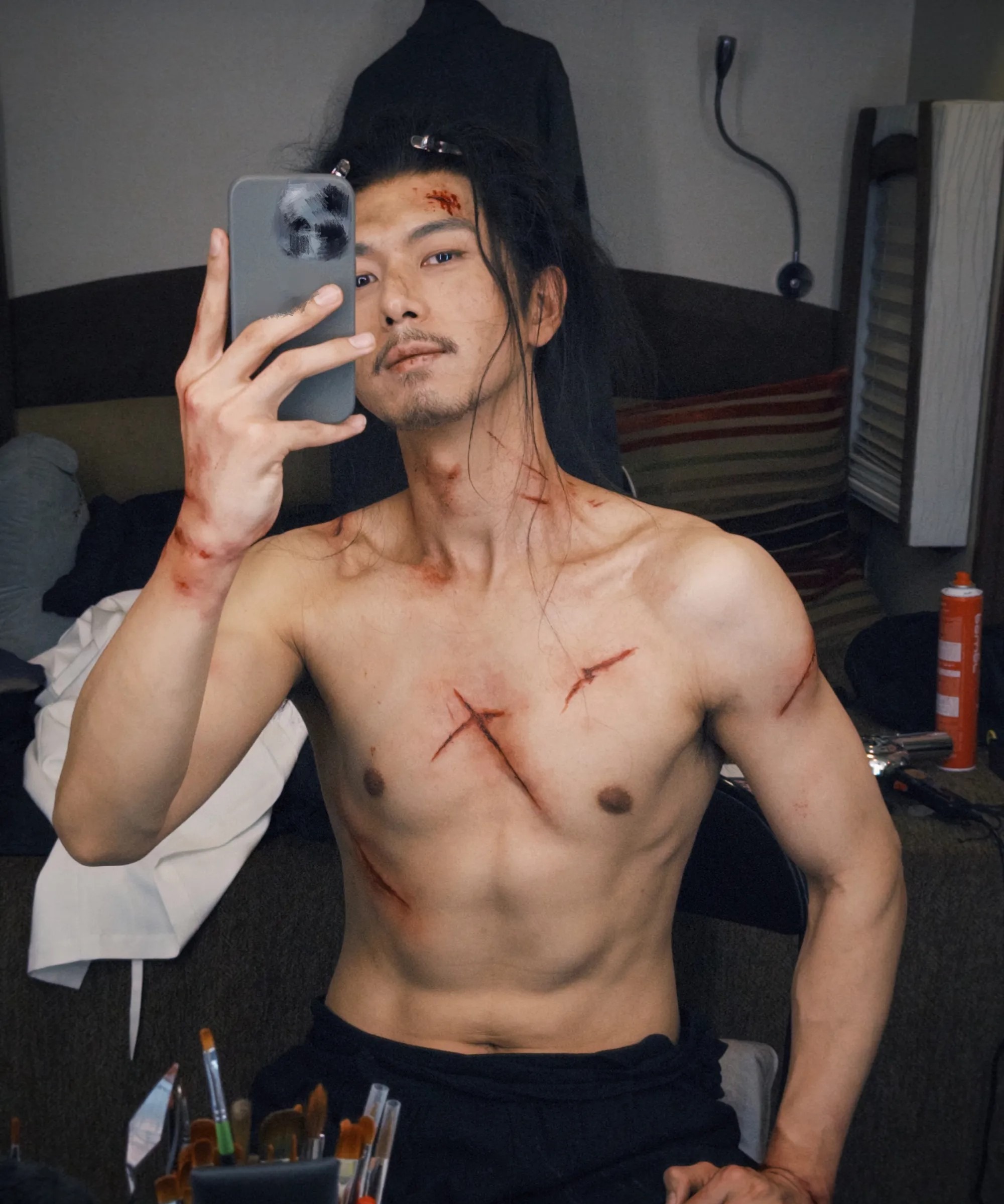 李现小年夜秀腹肌,看看谁拥有"名品腹肌"