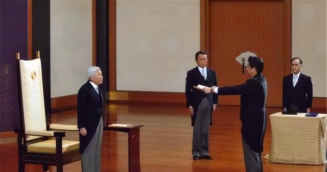 日本首相敢对天皇不敬吗