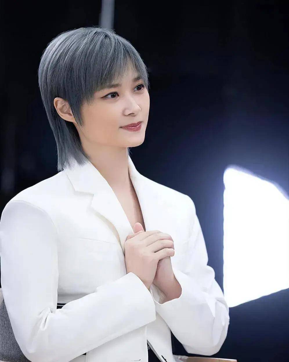 李宇春在声生不息用歌声致敬张国荣,传承艺术精神