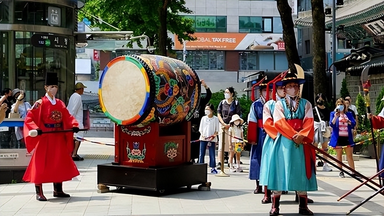 韩国也庆祝春节!他们的春联独特,不仅使用汉字,甚至采用白纸