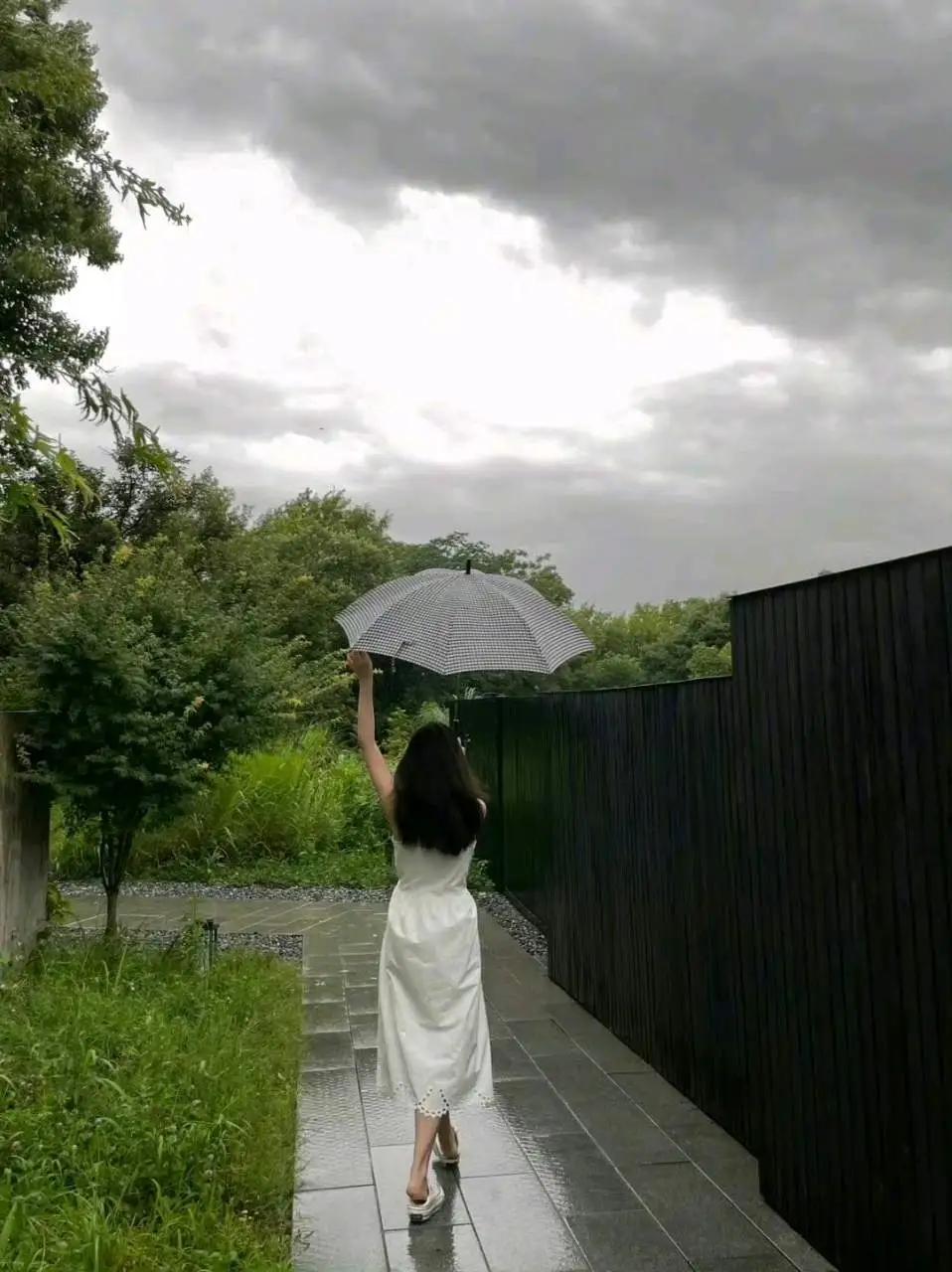 虞书欣穿白裙撑伞漫步也太美了,真是人间仙女