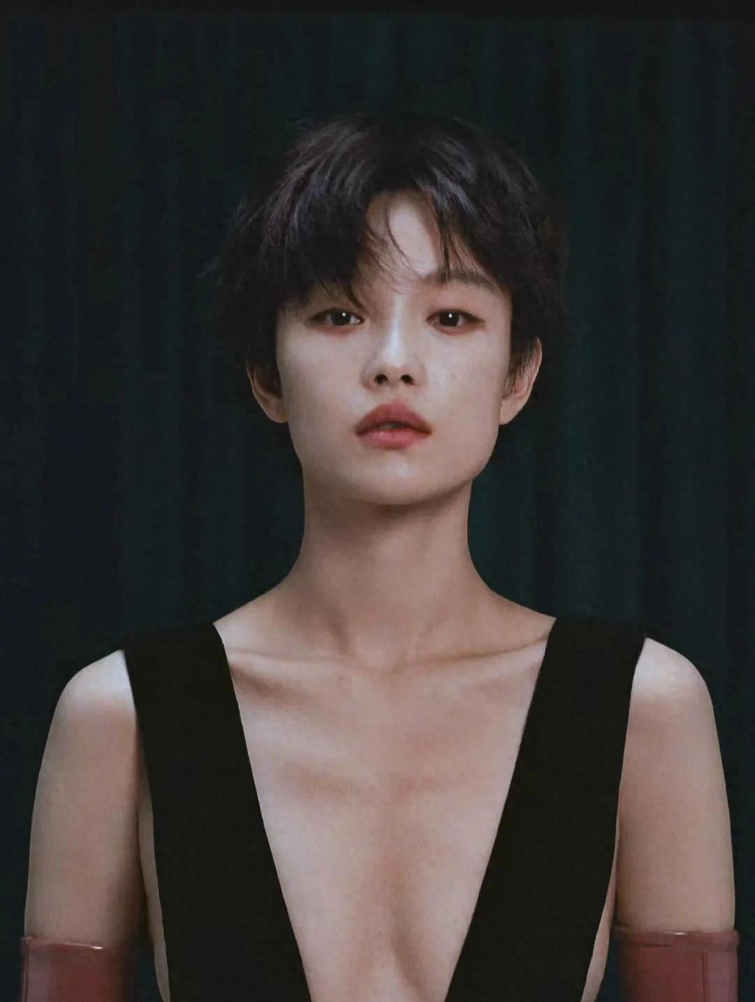 倪妮挑战减龄短发神似李宇春双性魅力爆棚