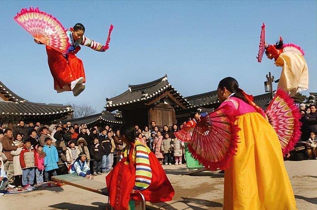 韩国也庆祝春节!他们的春联独特,不仅用汉字,甚至用白纸书写