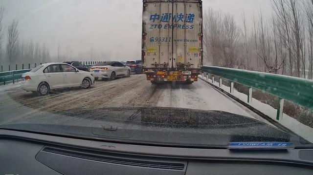 春节回家难又难!g1京哈高速大雪堵车,一日之内多起交通事故!