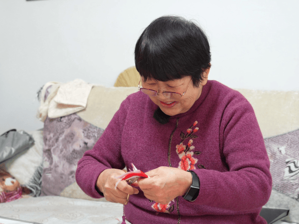 库尔勒市非遗传承人杨爱凤:巧手剪纸迎新春