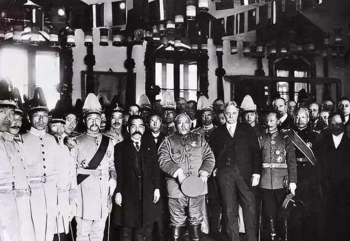 北洋军阀王占元,被人10天打垮台,逃到天津买3000多套房收租为生