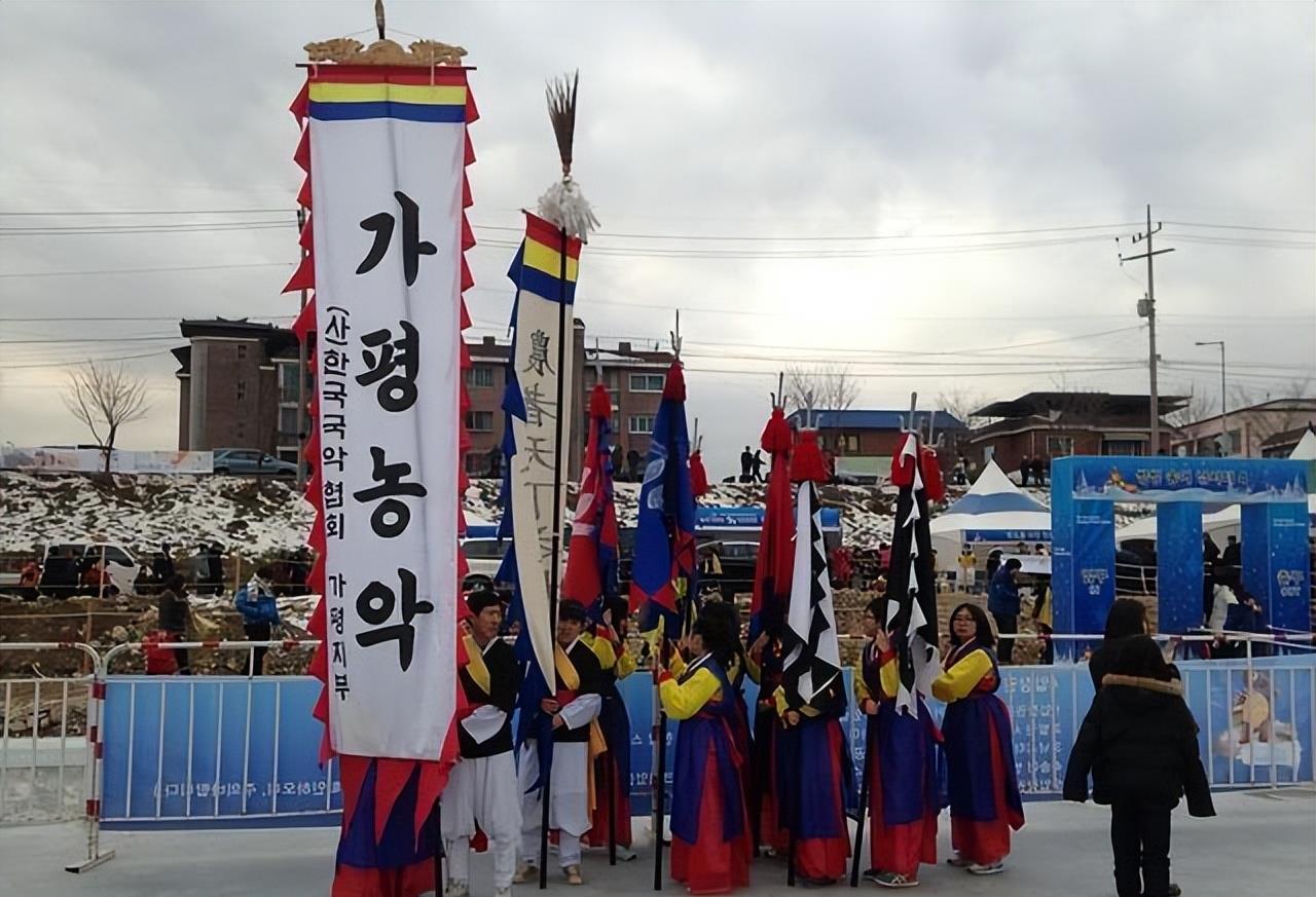 韩国也庆祝春节!他们的春联独特,不仅用汉字,甚至用白纸书写