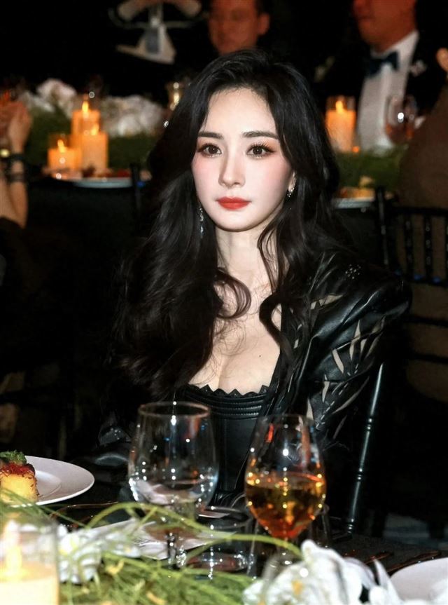 杨幂嘉人盛典内场,卷发红唇黑裙,明艳的"晚宴美人"