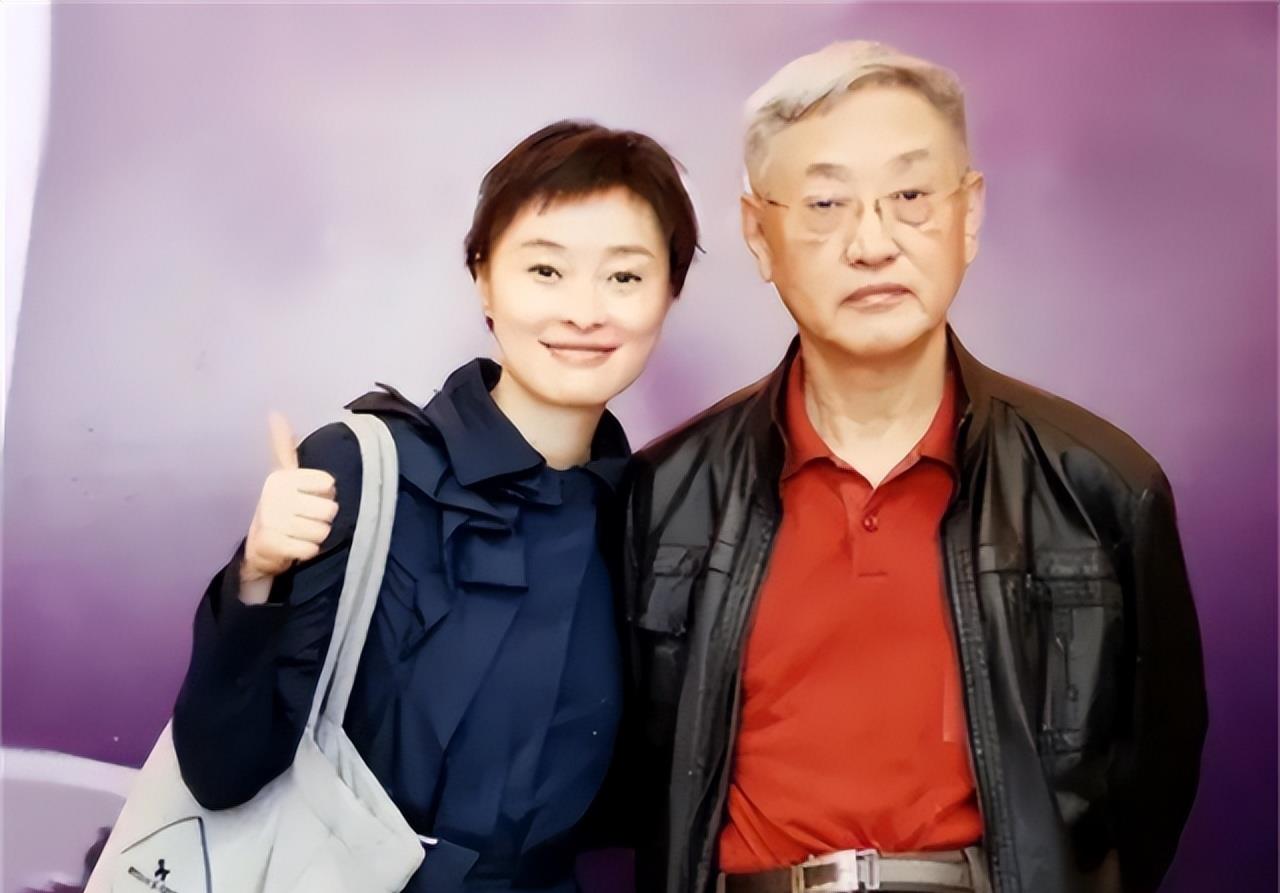 52岁的吴越,告别陈建斌19年后,选择与自己相伴,与父亲相依为生