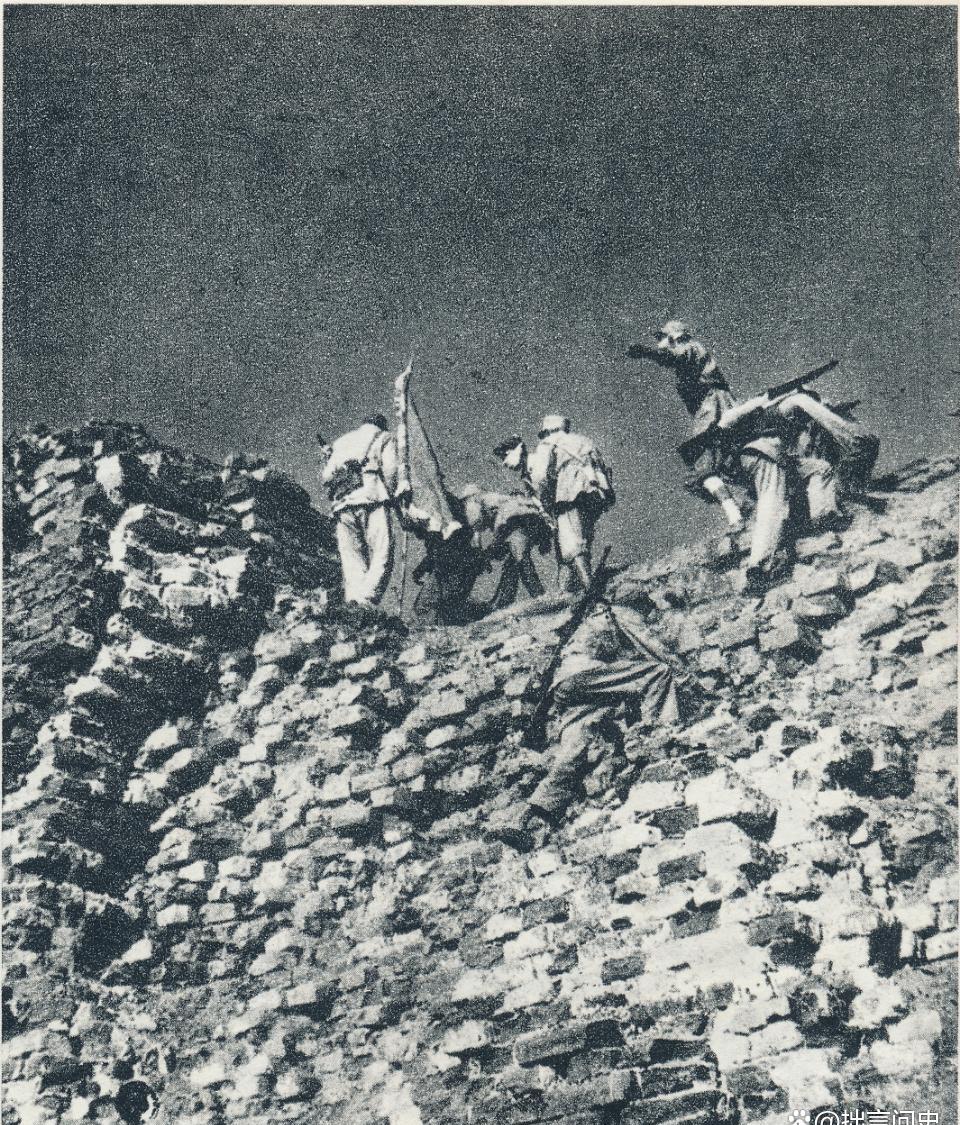 1948年,三勇士为掩护部队撤退遭包围,弹尽粮绝时敌人却送来补给