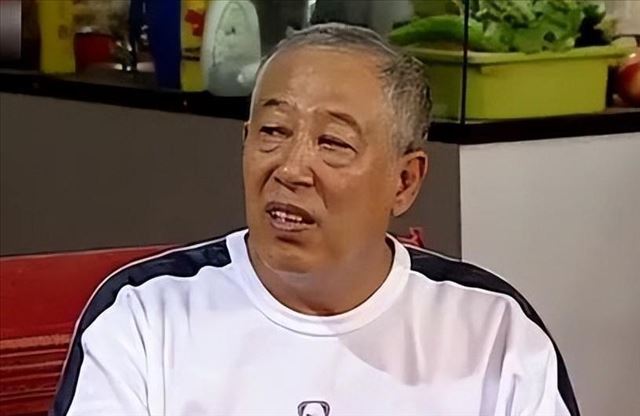 演员文兴宇,一天3包烟,患癌去世18年,遗孀每年坚持带花看望