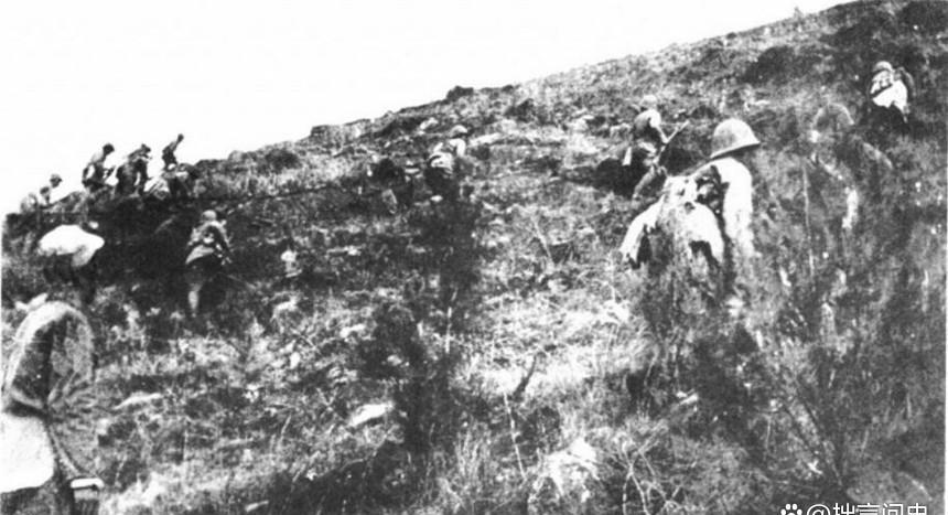 1948年,三勇士为掩护部队撤退遭包围,弹尽粮绝时敌人却送来补给