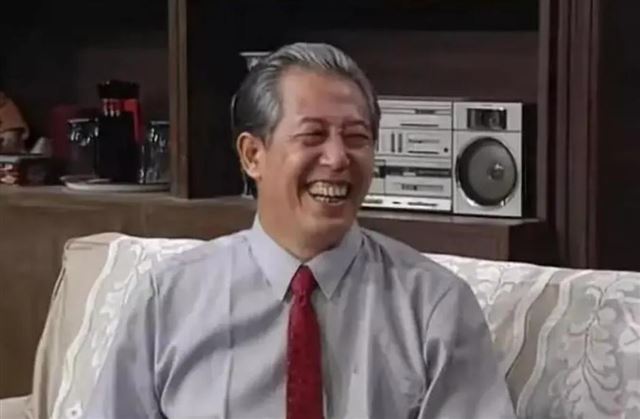 演员文兴宇,一天3包烟,患癌去世18年,遗孀每年坚持带花看望