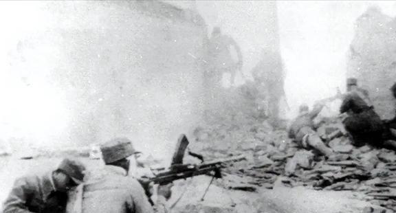1948年,三勇士为掩护部队撤退遭包围,弹尽粮绝时敌人却送来补给