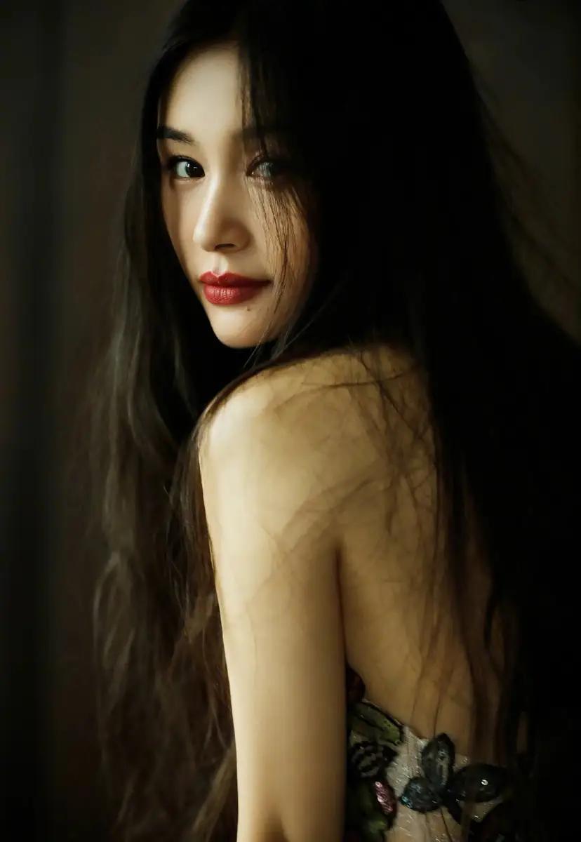 王子文穿花纹亮片礼服秀美背,笑容灿烂女人味十足