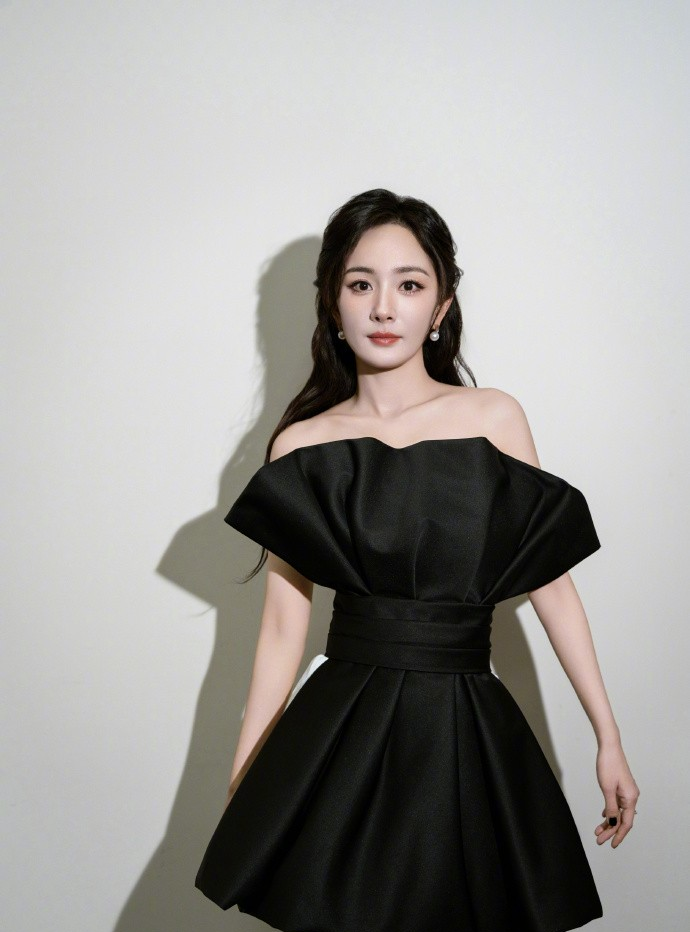 杨幂,精致锁骨与修长美腿展露无遗,那撩人的姿态,仿若带刺玫瑰