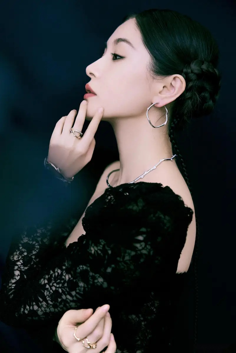 王子文的黑色蕾丝裙造型特别优雅,既有气质又不失女人味