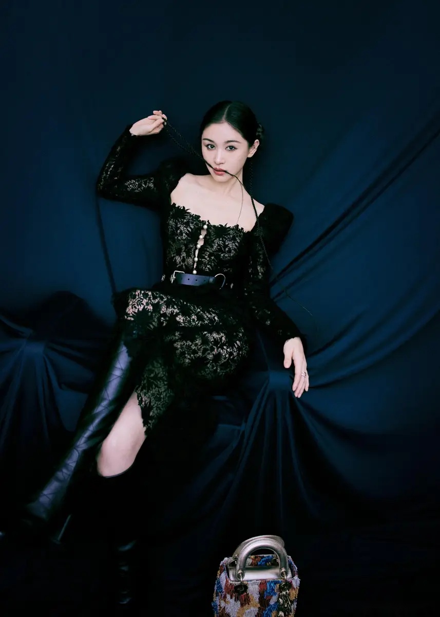 王子文的黑色蕾丝裙造型特别优雅,既有气质又不失女人味