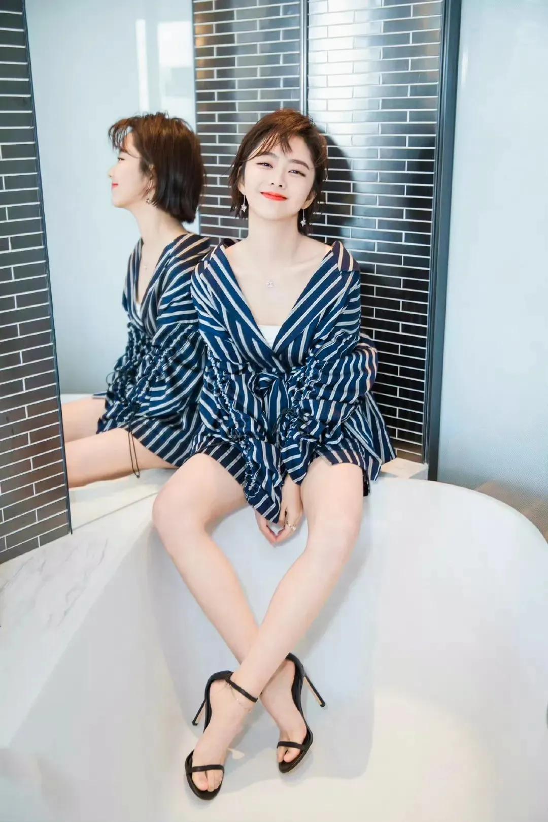 谭松韵衬衣造型拍浴缸照,白嫩大长腿实在太吸睛