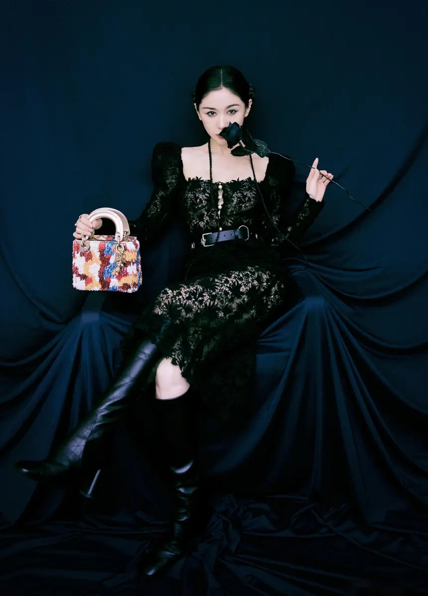 王子文的黑色蕾丝裙造型特别优雅,既有气质又不失女人味