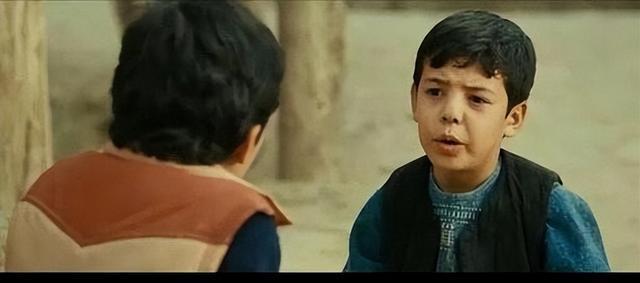 《追风筝的人》为阿米尔受罚,甚至被凌辱,哈桑为何一直无怨无悔