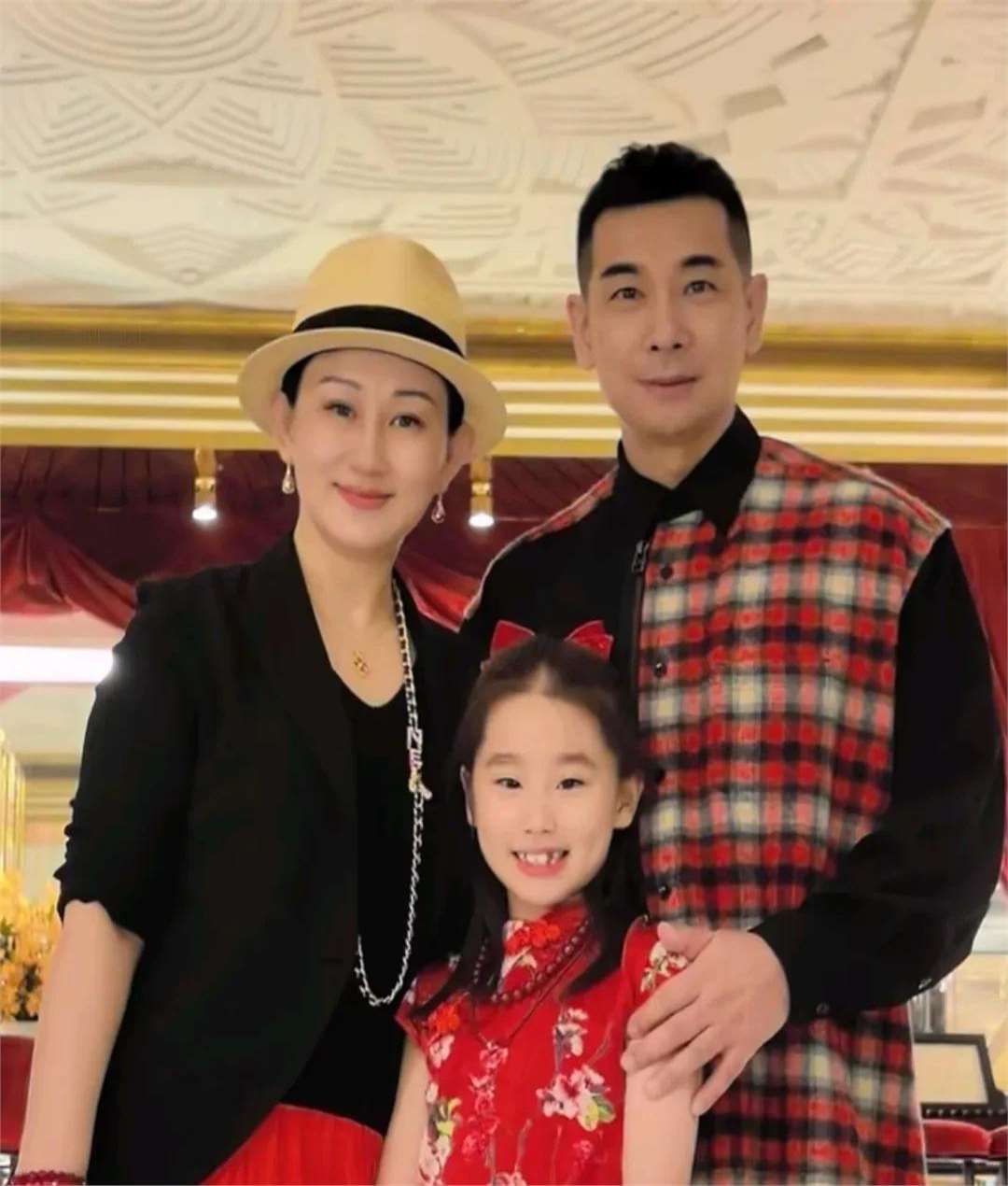 52岁赵文卓在越南过春节,妻子张丹露保养到位显年轻,大女儿出镜