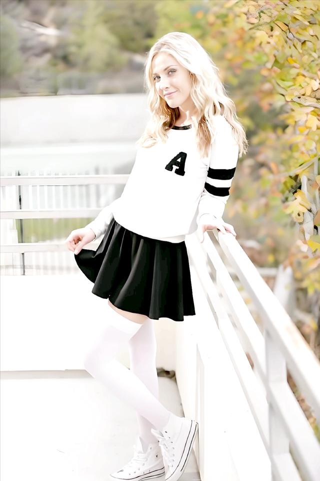 金发老师——卡拉·库什:长腿翘臀,欧美片中的气质人妻