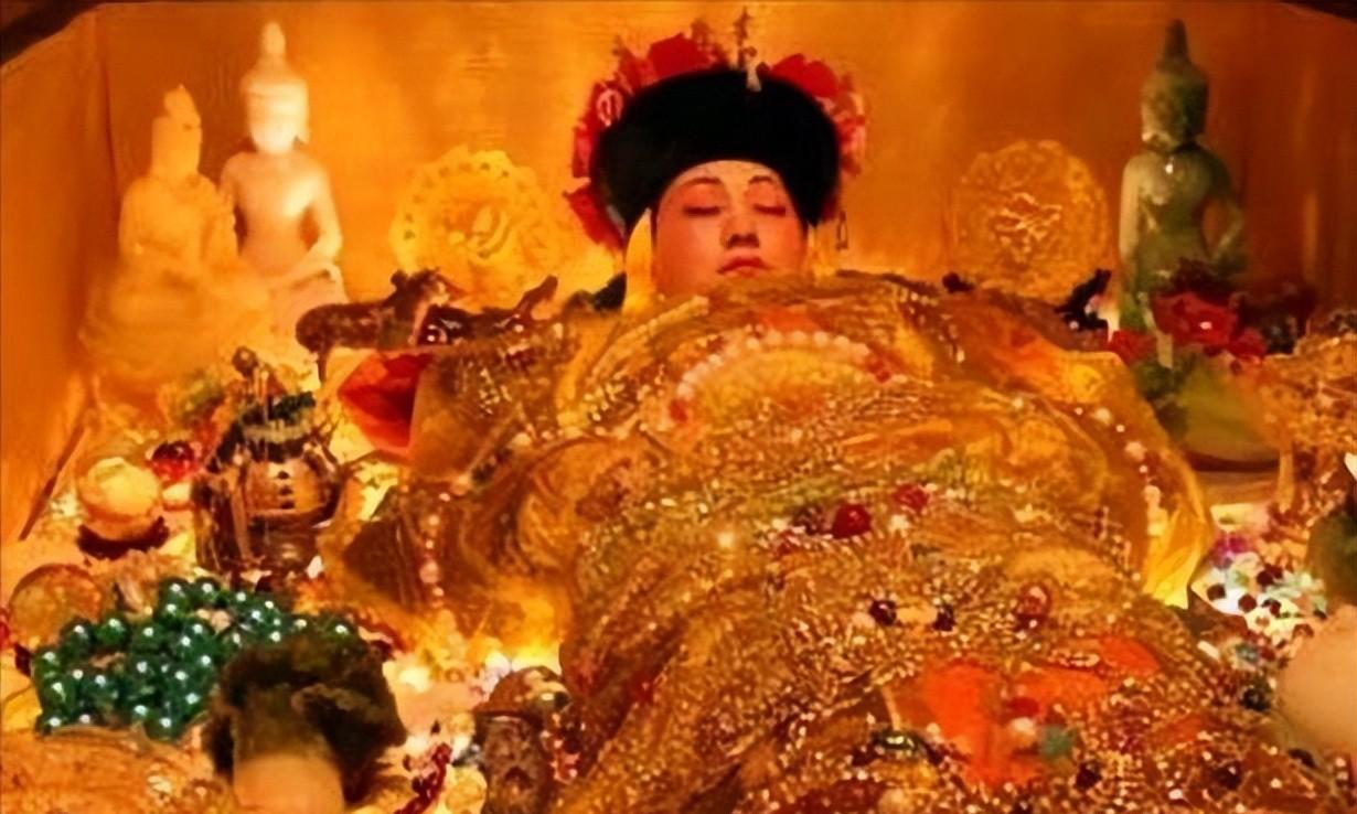 1983年,慈禧内棺被打开的珍贵画面,遗体已变黑,牙齿仍然完整