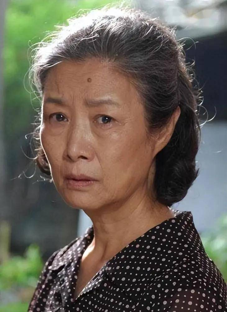 奶奶在家养老二十年,临终却给孙子三万块孙女破木盒,真相令人意外