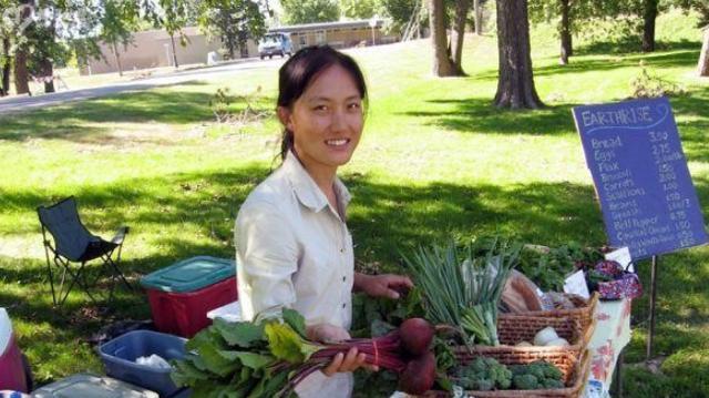 清华女博士石嫣,弃高薪当农民,又黑又瘦一手老茧,年入800万