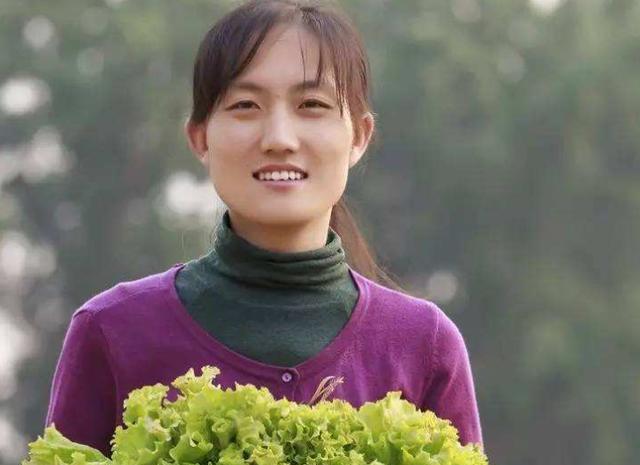 清华女博士石嫣,弃高薪当农民,又黑又瘦一手老茧,年入800万