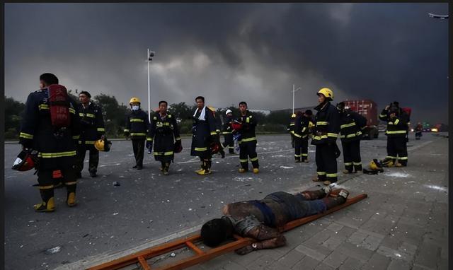 812天津港大爆炸,只因奸商的一句谎言,导致165名无辜人员遇难