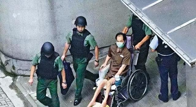 1996年,贼王叶继欢落网时的画面,当时他因下身中弹,已无法逃脱