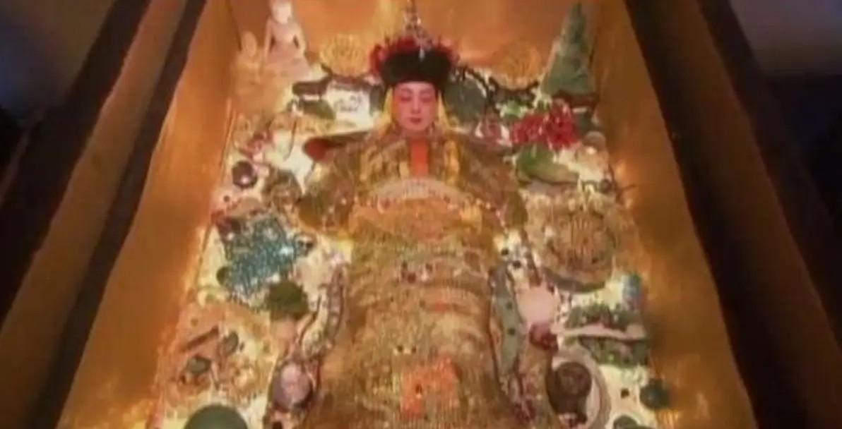 1983年,慈禧内棺被打开的珍贵画面,遗体已变黑,牙齿仍然完整